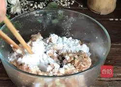 Illustration of how to make eggplant puree meatballs 4