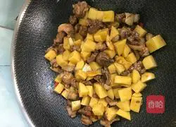 Illustration of how to cook duck legs with potatoes 5