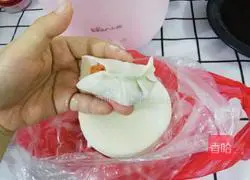 Illustration of how to make carrot, corn and pork dumplings 9