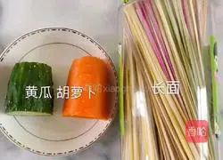 Illustration of how to make cucumber and carrot noodles 1