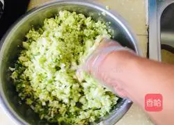 Illustration of how to make big meaty zucchini buns 6