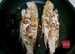 Illustration of how to make pan-fried golden thread fish 5