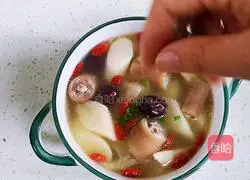 Illustration of how to make yam and pig tail soup 9