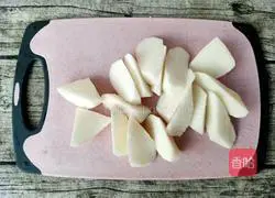 Illustration of how to make red date, yam and white fungus soup 7