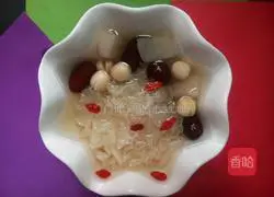 Illustration of how to make lotus seed and white fungus soup 6