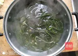 Illustration of how to make cold kelp shreds 2