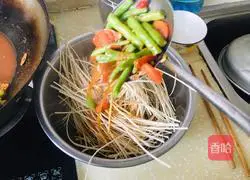 Illustration of how to make steamed beans and braised noodles 13