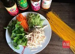 Illustration of how to make cold noodles with shredded chicken 1