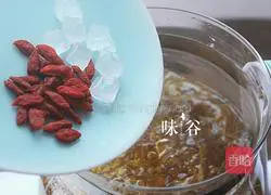 Illustration of how to make honeysuckle and wolfberry soup 4