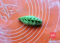Illustration of how to make green leaf bean paste buns 10