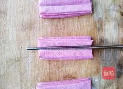 Illustration of making dragon fruit fritters 8