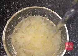 Illustration of how to make Tremella, Snow Pear and Lotus Seed Soup 8