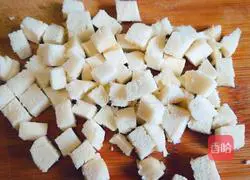 Illustration of how to make diced fried steamed buns 2