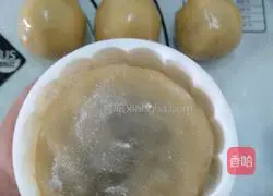 Illustration of how to make egg yolk and bean paste mooncakes 12