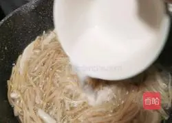 Illustration of how to make ham and mushroom soup 14