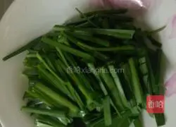 Illustration of how to make scrambled eggs with leeks 1