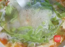 Illustration of how to make rippling tomato, egg and cabbage noodles 13