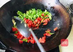 Illustration of how to make green pepper, egg and tomato noodles 9
