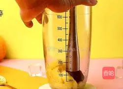 Illustration of how to make golden pineapple and lemon tea 2