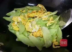 Illustration of how to make fried lettuce with duck eggs 5