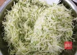 Illustration of how to make dumplings (corn melon and pork filling) 2