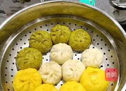 Illustration of how to make colorful steamed buns with vegetarian filling 13