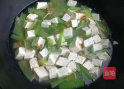 Illustration of how to make glutinous rice and loofah tofu soup 6