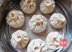 Illustration of how to steam cabbage and pork with pink skin 14