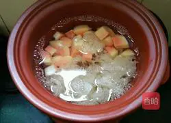 Illustration of how to make milky papaya and white fungus soup 4
