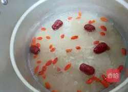 Illustration of how to make pineapple and white fungus soup 6