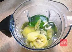 Illustration of how to make mint and kiwi juice 4