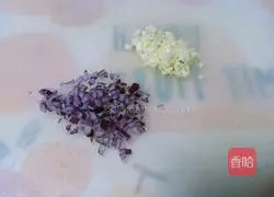 Illustration of how to make shredded cucumber noodles 3