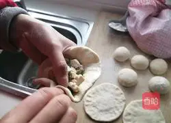 Illustration of how to make pork and tofu stuffed buns 12
