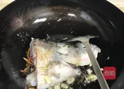 Sour fish head soup (no The first choice for children who love to eat) Illustration of how to do it 2