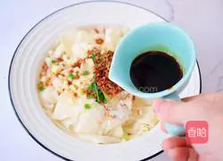 Illustration of how to make dumpling skin with oily noodles 16