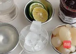 Illustration of how to make lychee lemon sparkling water 3
