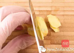 Water chestnut ribs and New Zealand fish maw soup recipe 5