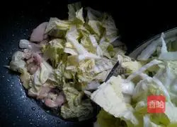 Illustration of how to make pork and cabbage stewed vermicelli 6