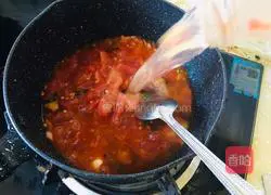 Illustration of how to make tomato and vegetable noodle soup 3