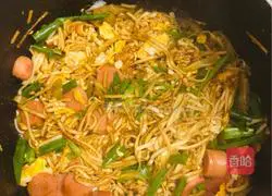 Illustration of how to make stir-fried noodles with eggs, ham, pickled mustard 6