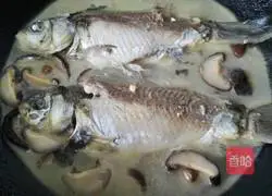 Illustration of how to make mushroom and crucian carp soup 7