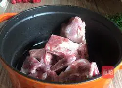 Illustration of how to make watercress and winter melon bone soup 2