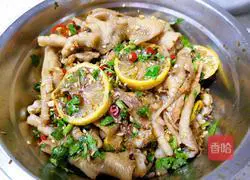 Illustration of how to make boneless hot and sour chicken feet 12