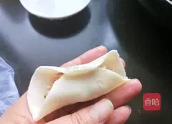 Illustration of how to make dumplings stuffed with sophora flower stuffing 11