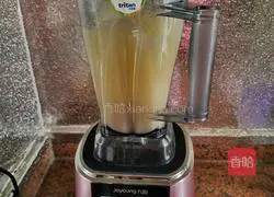 Illustration of how to make apple and pear juice 4