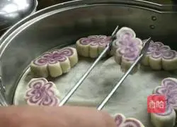 Illustration of how to make sweet flower rolls 13