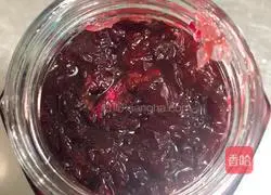  Illustration of how to make strawberry rose nectar and white fungus soup 8