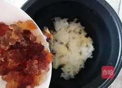 Illustration of how to make peach gum, lotus seeds and tremella soup (beauty and beauty) 7