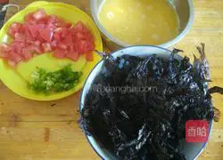 Illustration of how to make tomato, seaweed and egg drop soup 1