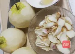 Illustration of how to make rock sugar, snow pear and lily soup 1